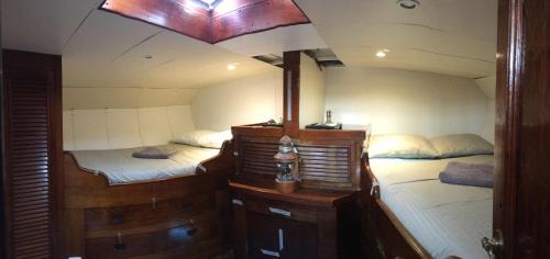 Saint-Cyprien Plage Boat Rental | Eco-responsible stay on the historical sailing boat of the Gaiarta Project - come and stay with our crew and get the whole boat experience