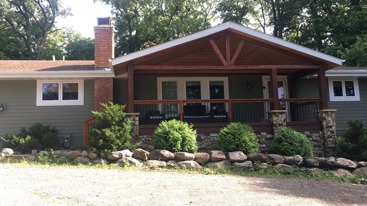 Plymouth House | Eco-Retreat getaway, loads of amenities! 4 bedrooms + full gym + large office!