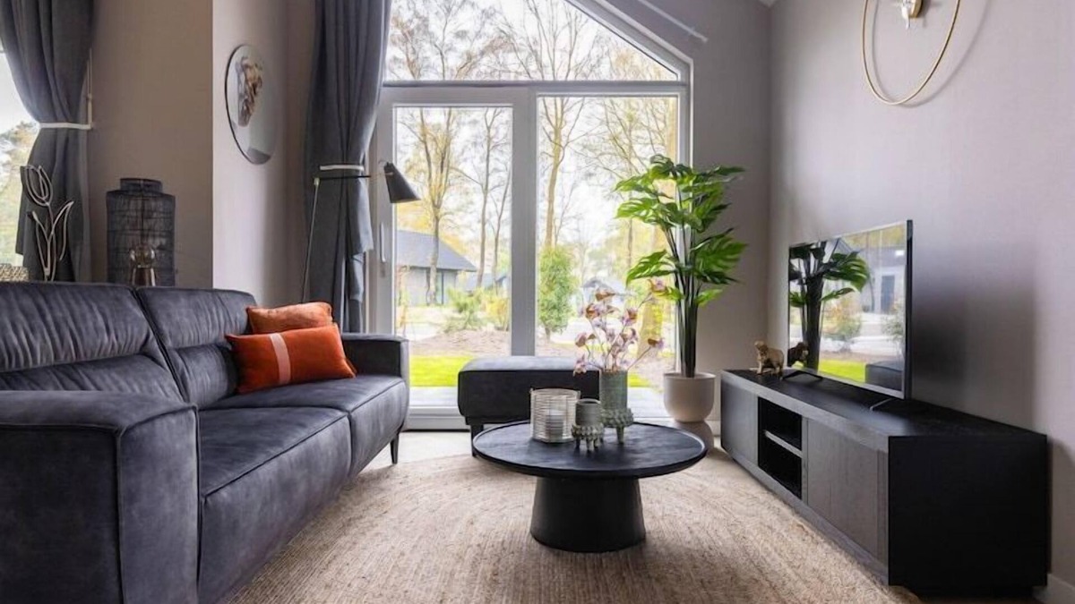 Oirschot House | Eco Villa in Latour by Scenic Pond
