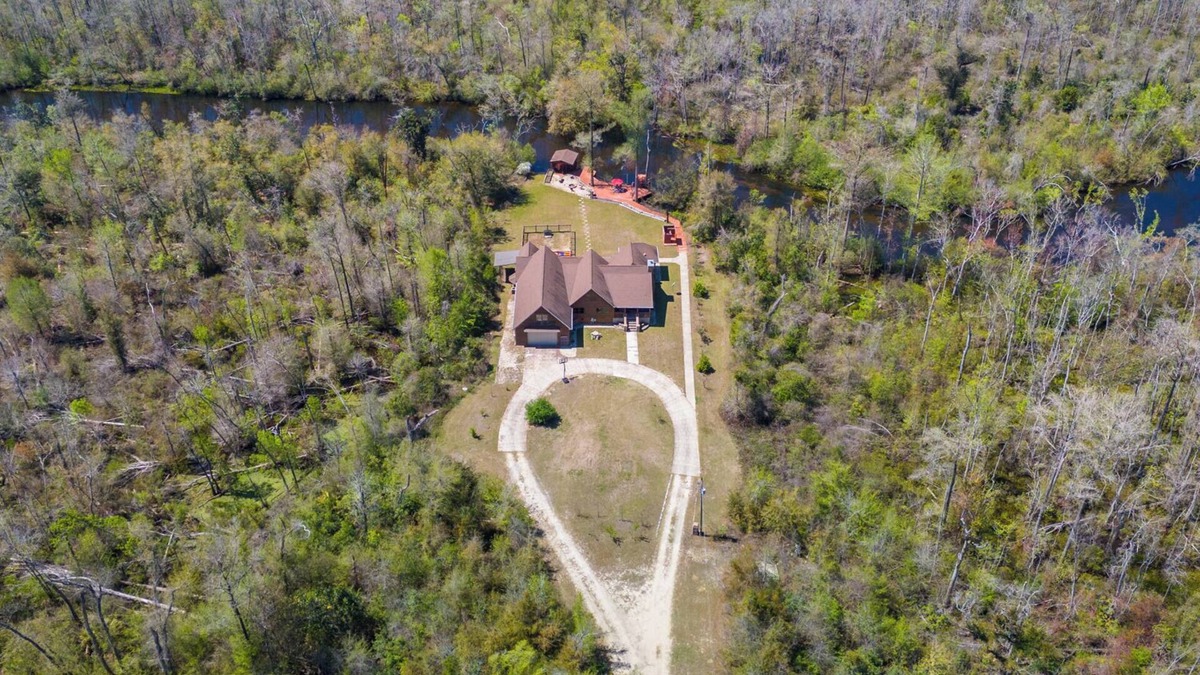 Youngstown House | Econfina Squatch Hideout!Creekside 7 Bedrooms, Kayak,Fish,Canoe10 min to Springs