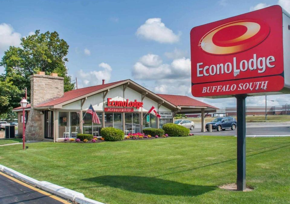 Blasdell Cabin | Econo Lodge Buffalo South