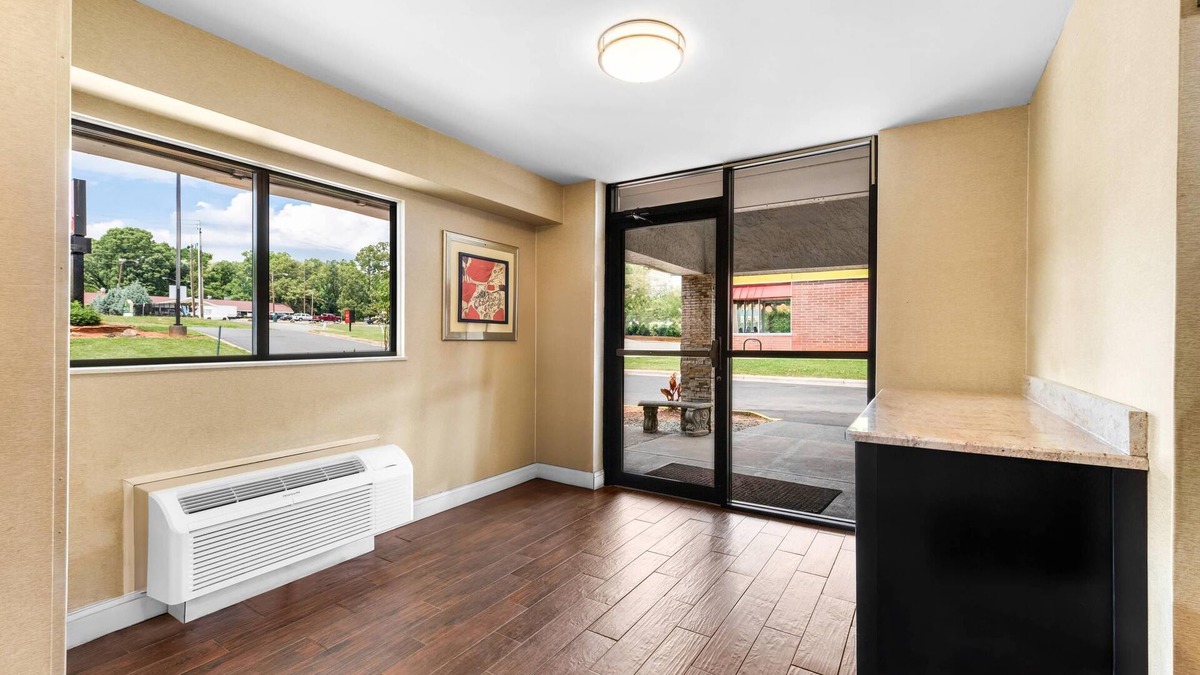Toddville Road Hotel | Econo Lodge Charlotte Airport
