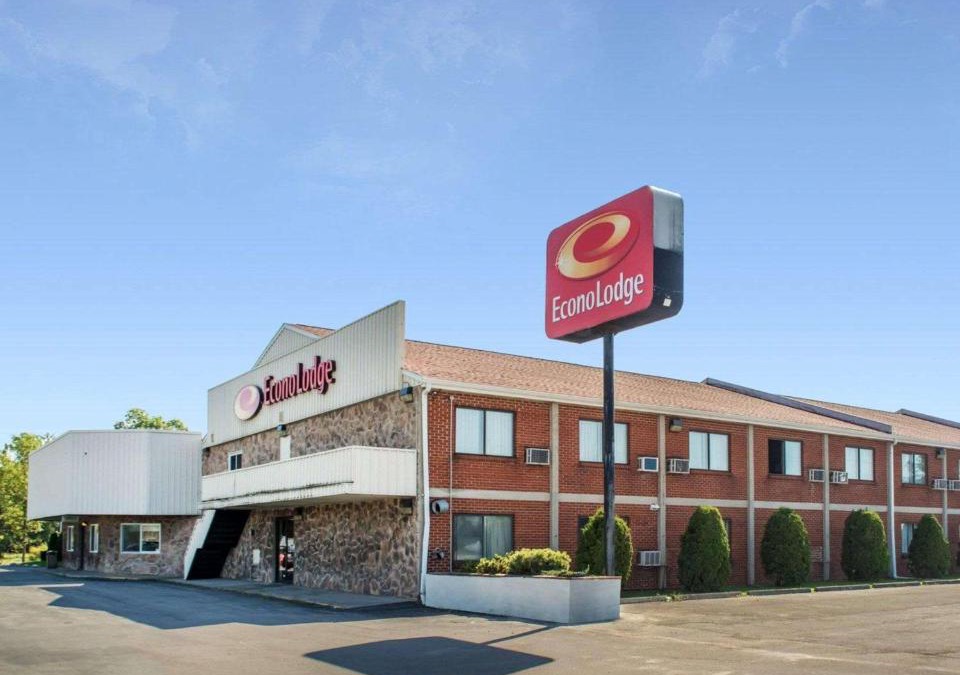 Corfu Cabin | Econo Lodge Darien Lakes