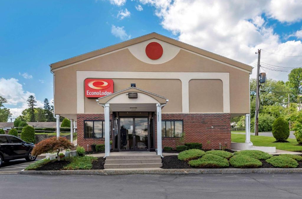 DeWitt Cabin | Econo Lodge Dewitt I-90