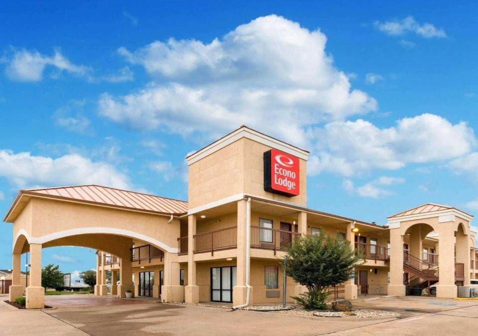 Hillsboro Cabin | Econo Lodge Hillsboro I-35