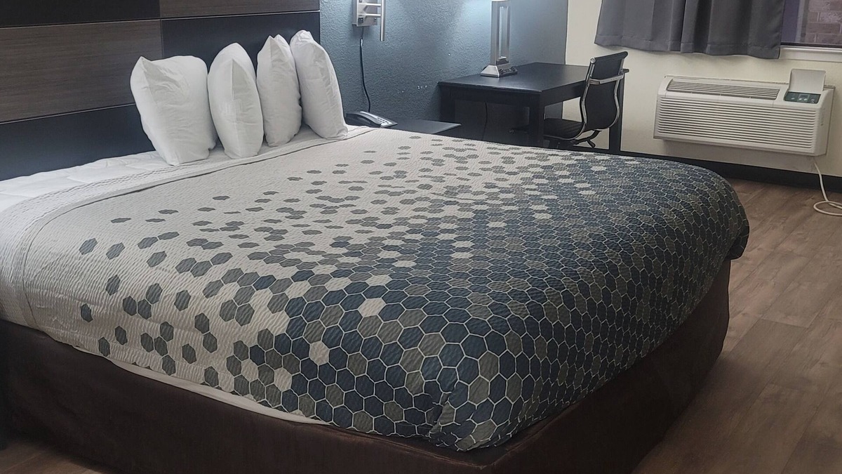 Downtown San Antonio Hotel | Econo Lodge Inn & Suites Downtown San Antonio