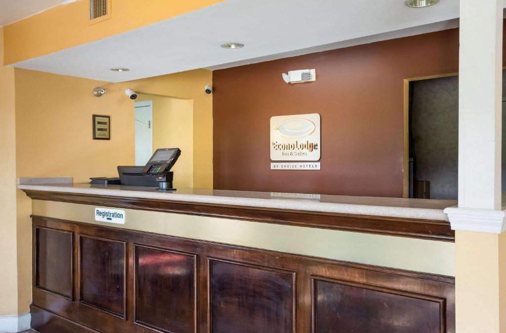 Hillview Hotel | Econo Lodge Inn & Suites I-65