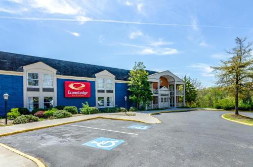 Radford Hotel | Econo Lodge Inn & Suites Radford-Blacksburg Area