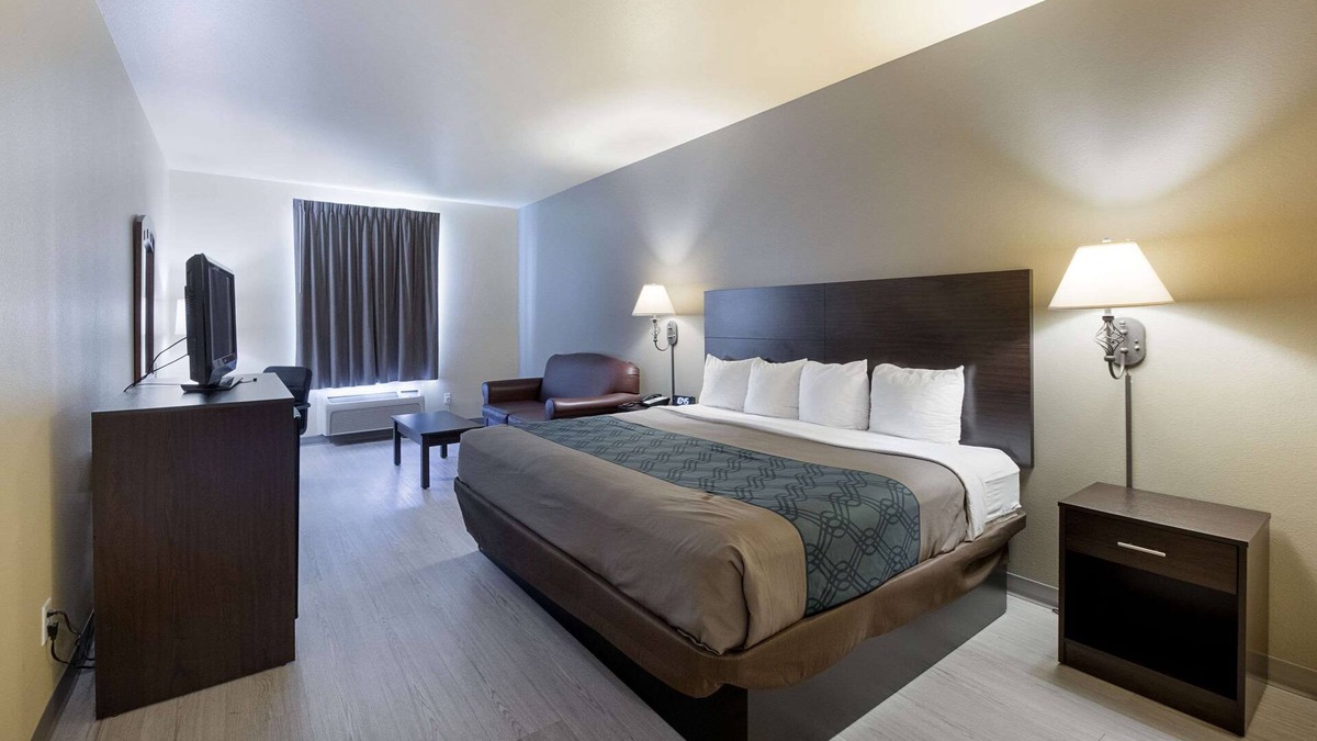 Bridgeport Hotel | Econo Lodge Inn & Suites Bridgeport