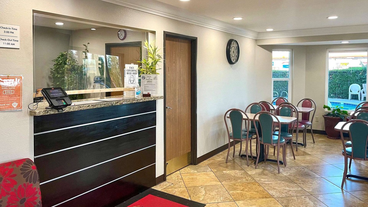 Corning Hotel | Econo Lodge Inn & Suites
