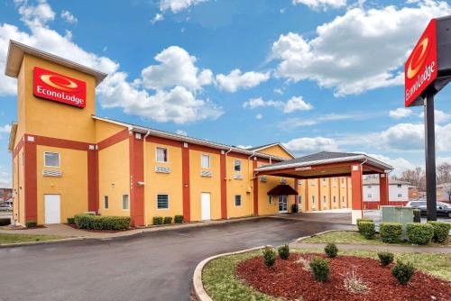Buechel Cabin | Econo Lodge Louisville Airport