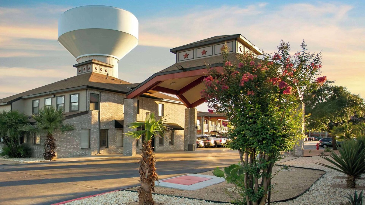 West San Antonio Hotel | Econo Lodge Near Lackland Air Force Base - SeaWorld