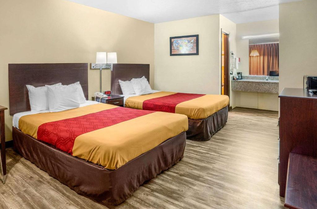 Rolla Cabin | Econo Lodge near Missouri University of Science and Technology