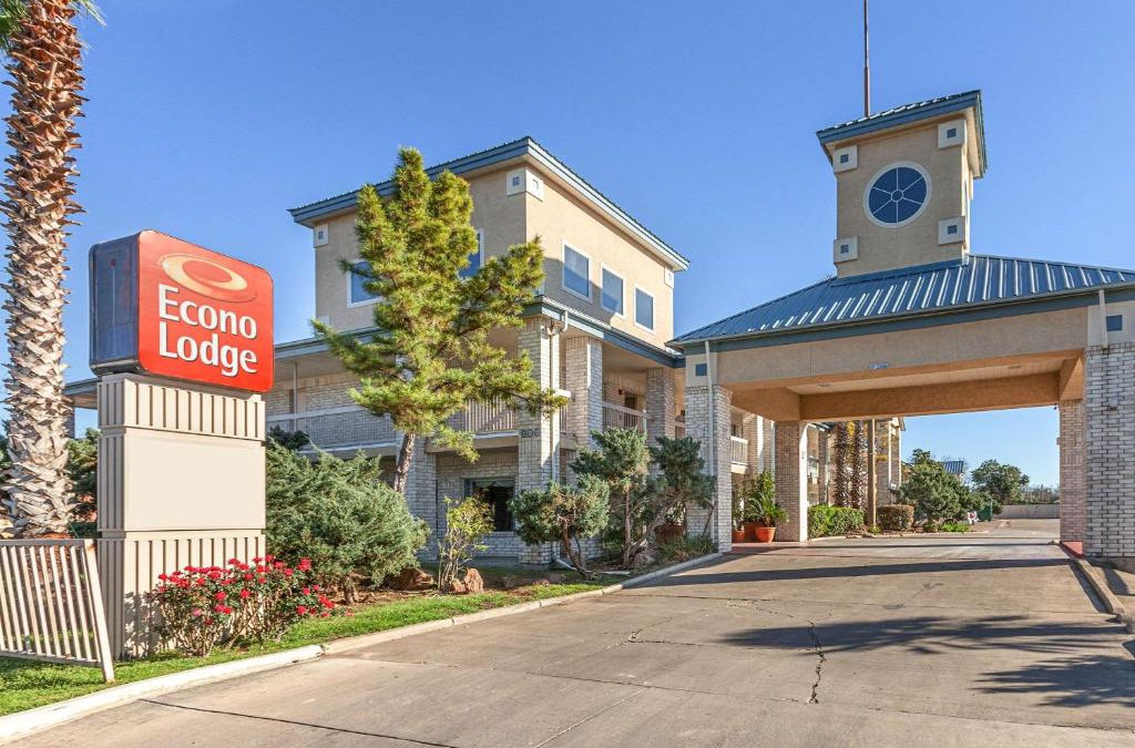 Harlandale Cabin | Econo Lodge San Antonio South