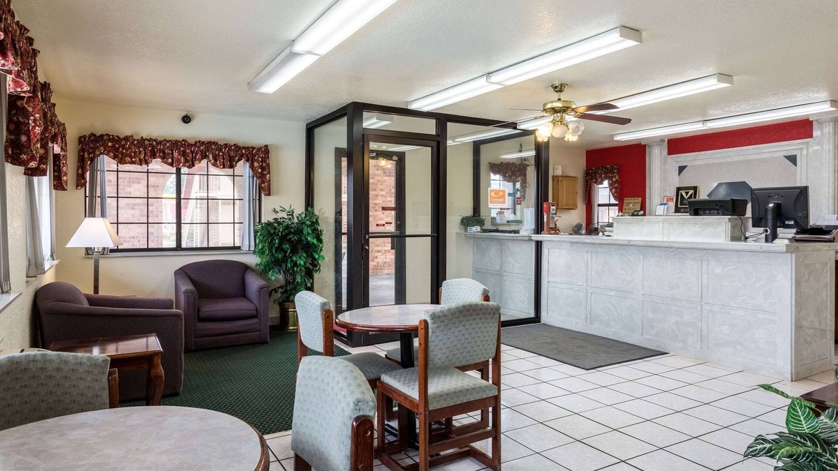 Brinkley Hotel | Econo Lodge & Suites Brinkley
