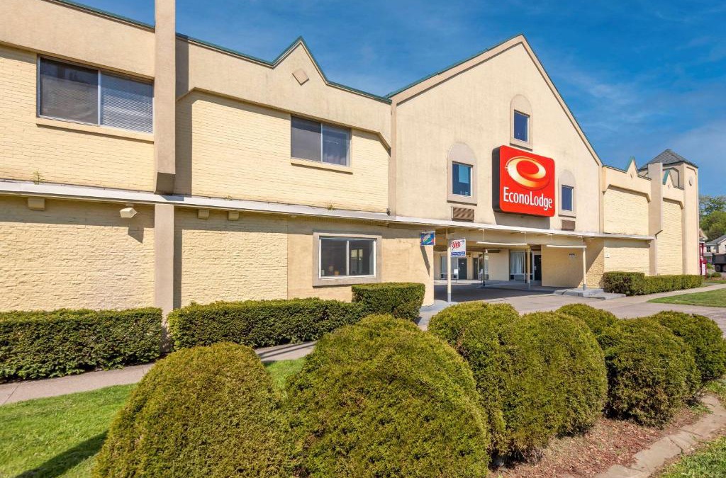 Cortland Cabin | Econo Lodge