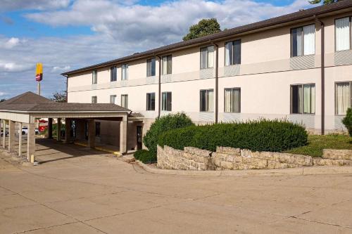 Maquoketa Cabin | Econo Lodge