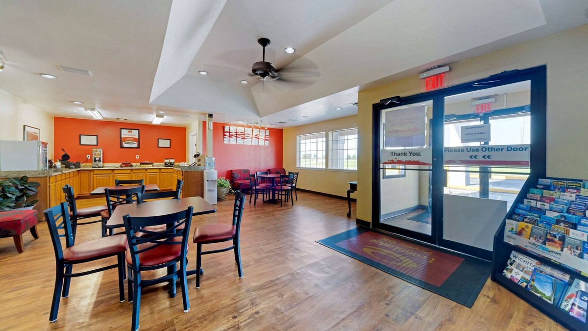 Pryor Hotel | Econo Lodge