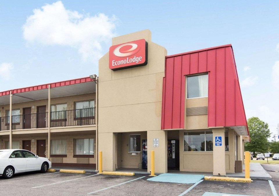 North Central Cabin | Econo Lodge Virginia Beach Town Center