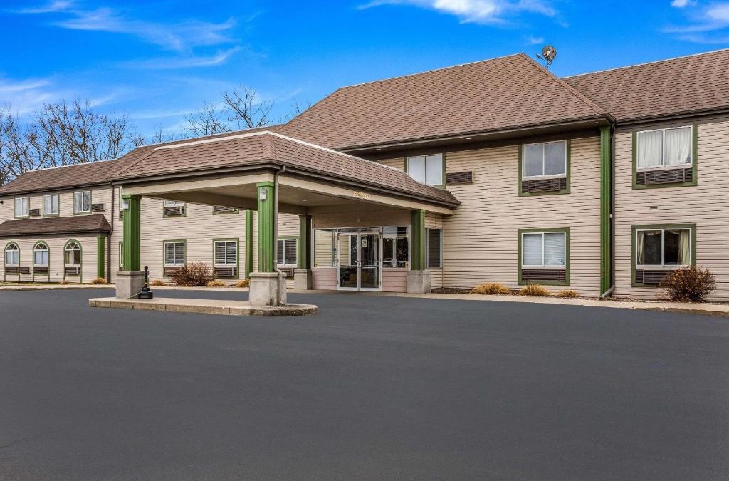 Whitehall Cabin | Econo Lodge Whitehall near Michigan's Adventure