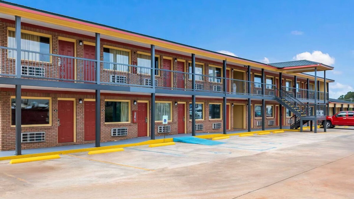 Russellville House | EconoLodge - Perfect Place To Rest on Your Long Way and Day.