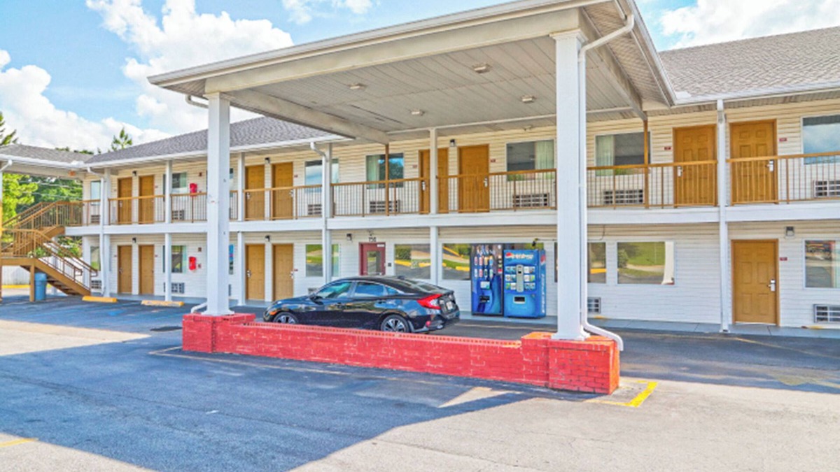 Ashburn Hotel | Economy Inn By OYO Ashburn