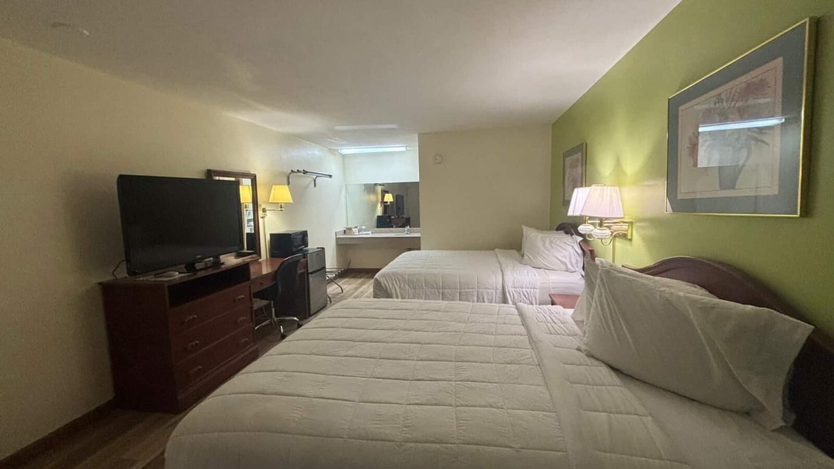 Harrisburg Hotel | Economy Inn & Suites