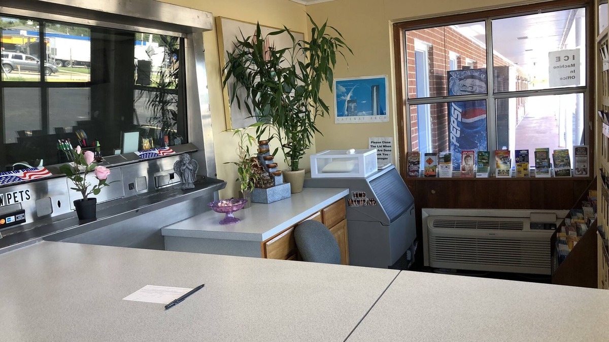St. James Hotel | Economy Inn