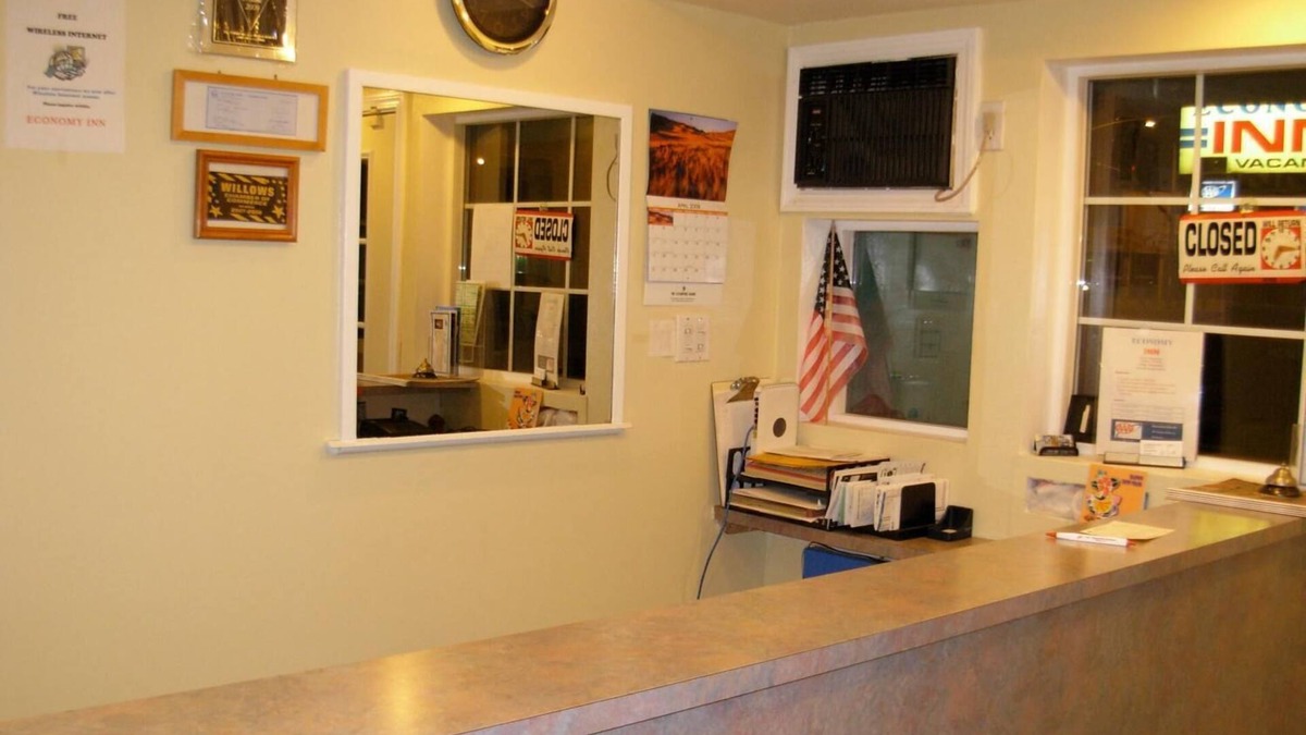 Willows Hotel | Economy Inn