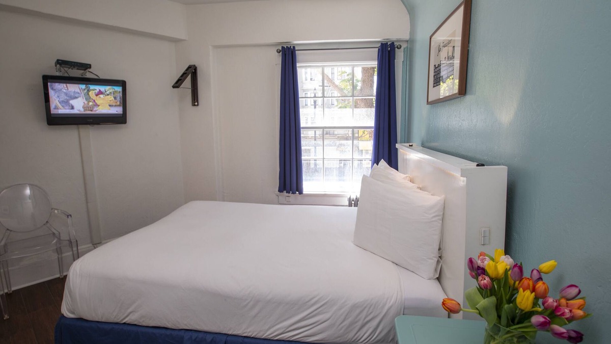 Civic Center Hotel | Economy Queen Room with Ensuite Bathroom