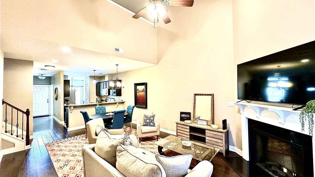 Greenville House | ECU Pirate Country Retreat! Master on 1st floor, Bonus room and separate office!
