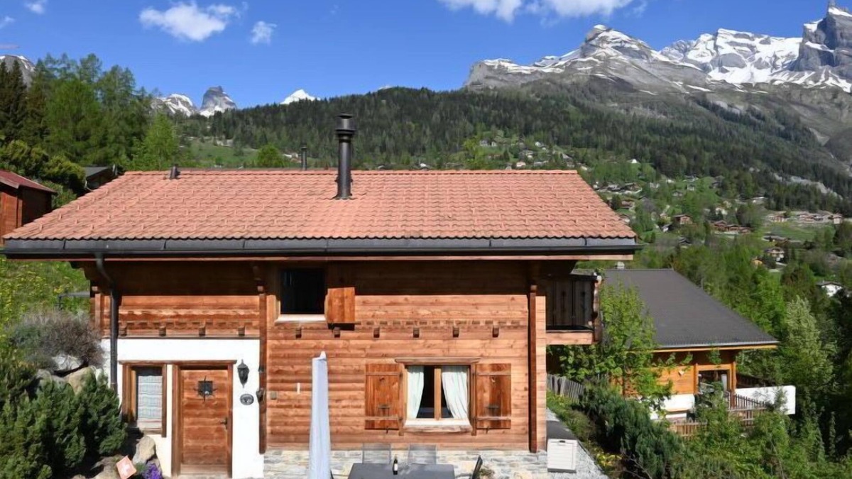 Chamoson House | Ecureuil noir by Interhome
