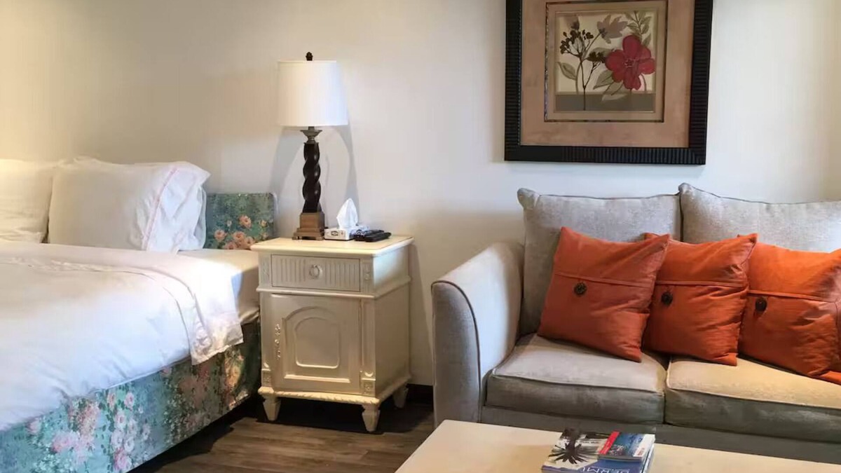 Pembroke Apartment | ED 9 King bed Hamilton and pool access