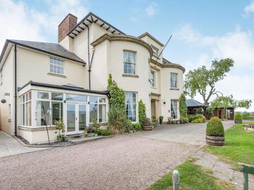 Kingswood House | Edderton Hall Country House