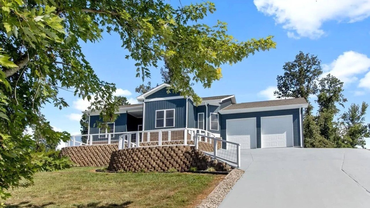Eddyville House | Eddy Bay Hideaway - Family Oasis!