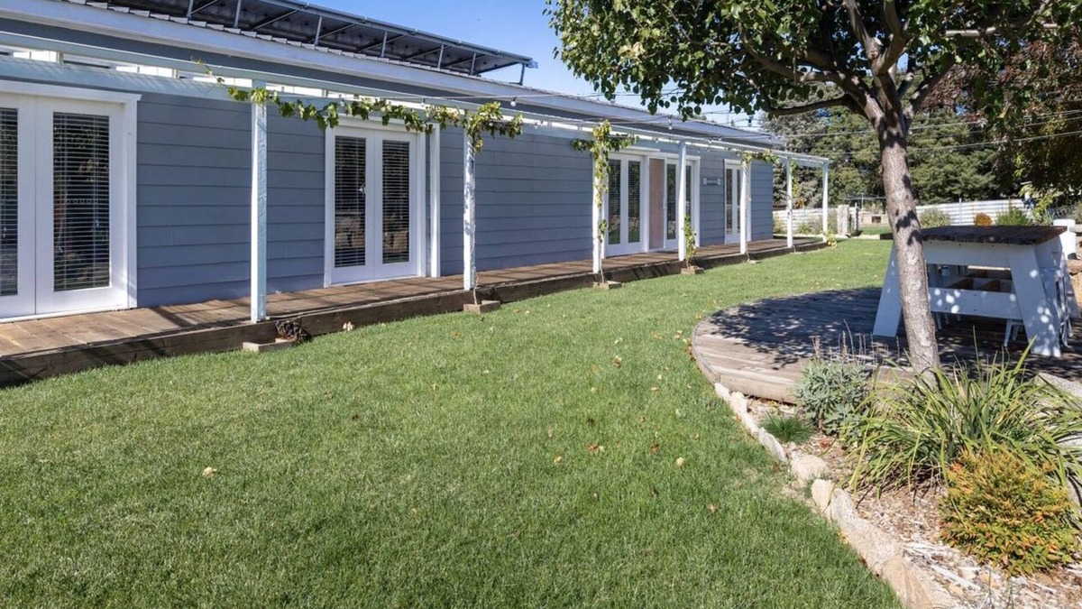 Berridale House | Edelweiss Cottage set in a great garden with outdoor dining