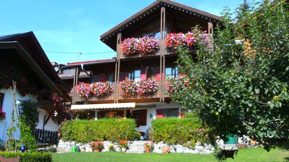 Vorderhindelang Apartment | Edelweiss vacation apartment with south-facing balcony - Ferienwohnungen Haas