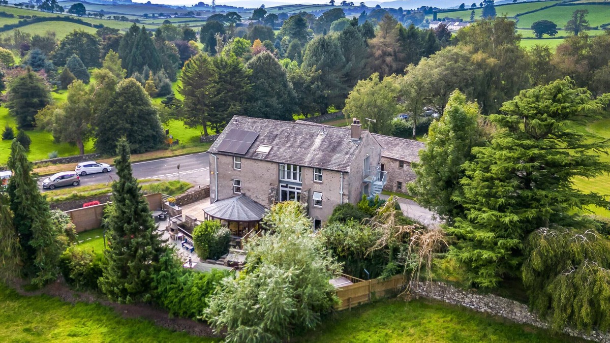 Kendal Cottage | EDEN MILL, MILLERS BECK, pet friendly, with hot tub in Kendal