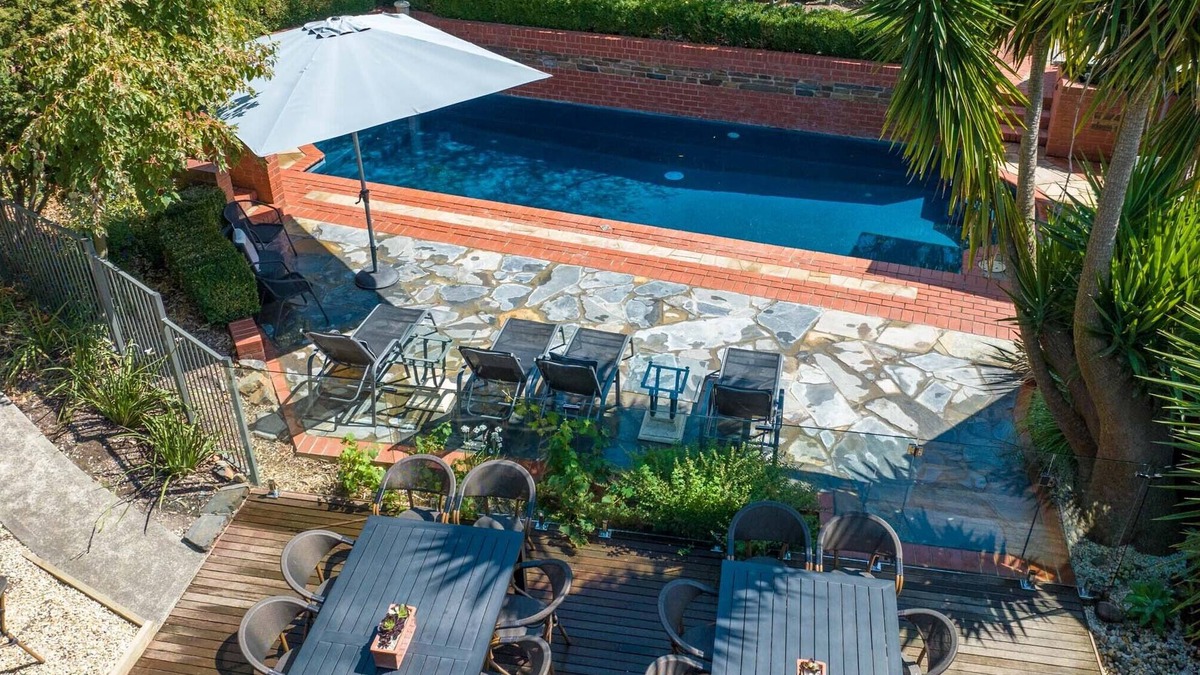 Yarra Glen House | Eden Yarra Valley Accommodation Flexible options 6-10 bedrooms, up to 30 guests