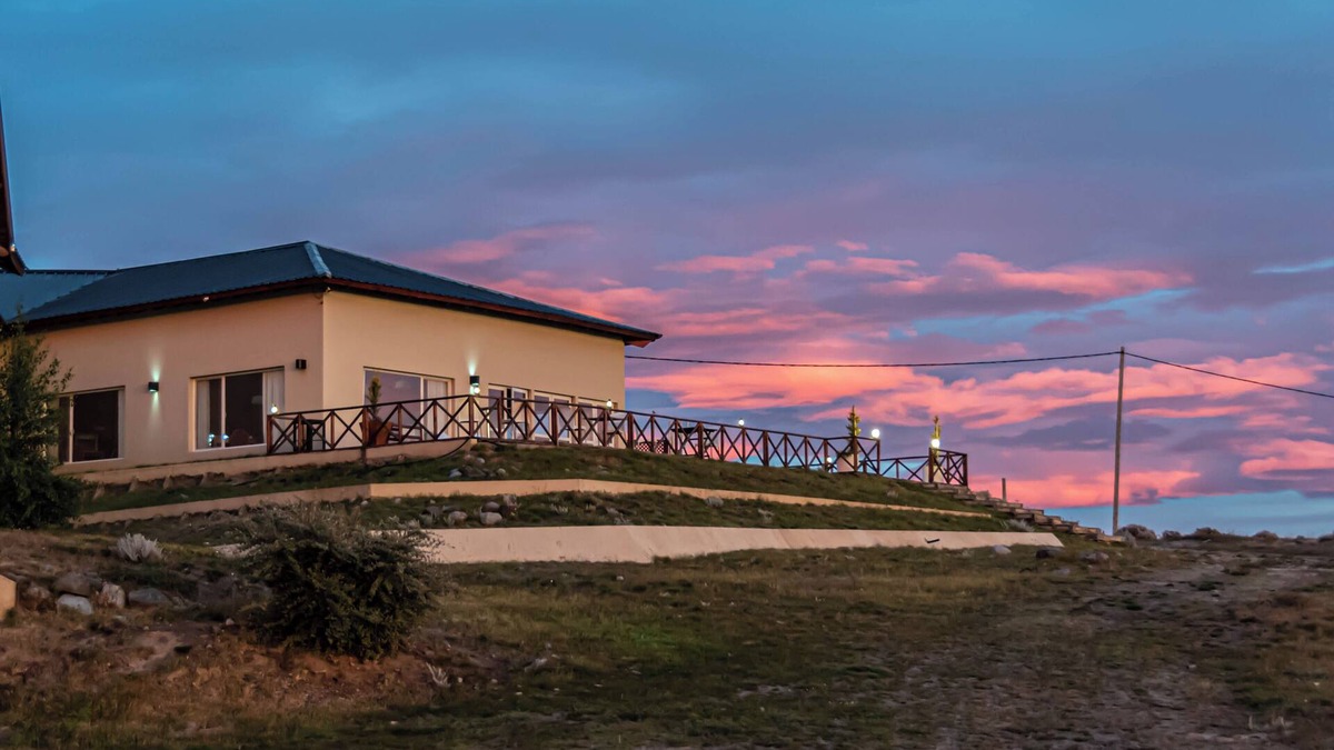Macrozona Bahia Redonda y Primeros Faldeos Hotel | Edenia Punta Soberana Hotel with unbeatable location in front of the Argentino Lake.