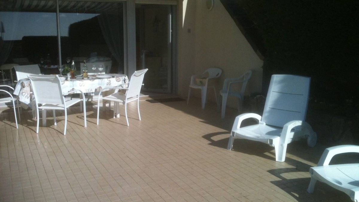 Damgan Apartment | Edge-mer, not overlooked, Ground Garden, Terrace. park. private, facing South, Comfort
