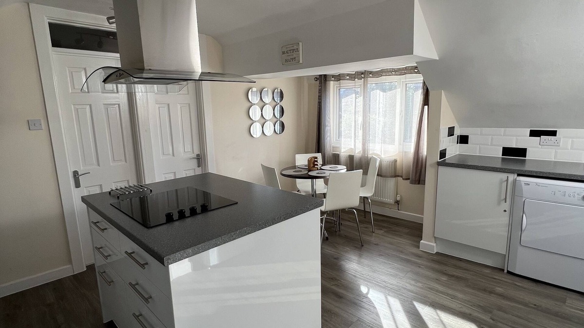 Street Apartment | Edge of Glastonbury and Street Town Centre, 2 Bedroom Apt with Parking.
