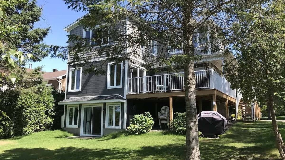 Stanstead Township Ski Chalet | Edge of Lake Lovering - Spa - Crépuscule