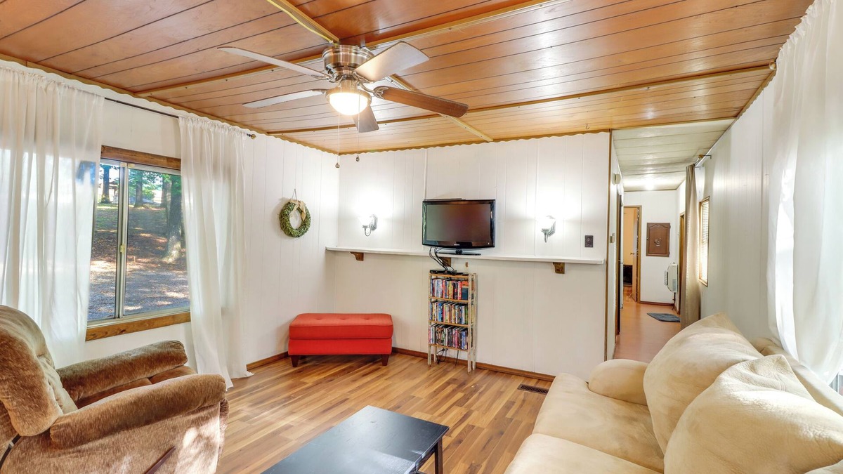 Edgemont House | Edgemont Home w/Deck ~ 9 Mi to Greers Ferry Lake!