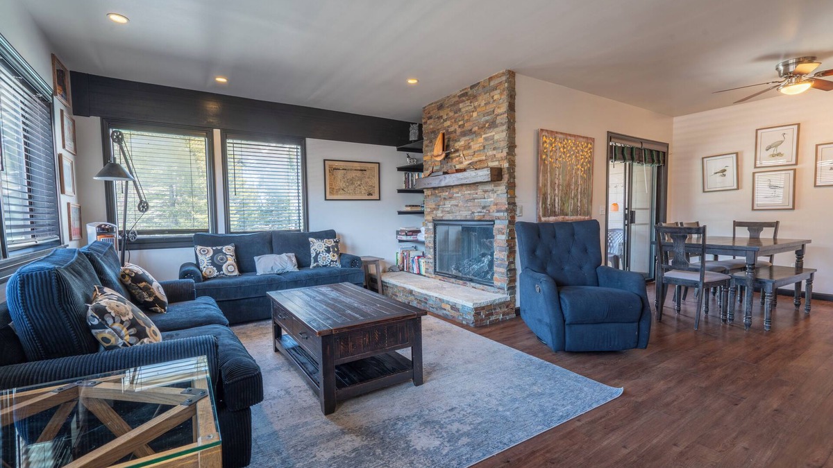 June Lake Condo | Edgewater #20 - 2 BD/2 BTH