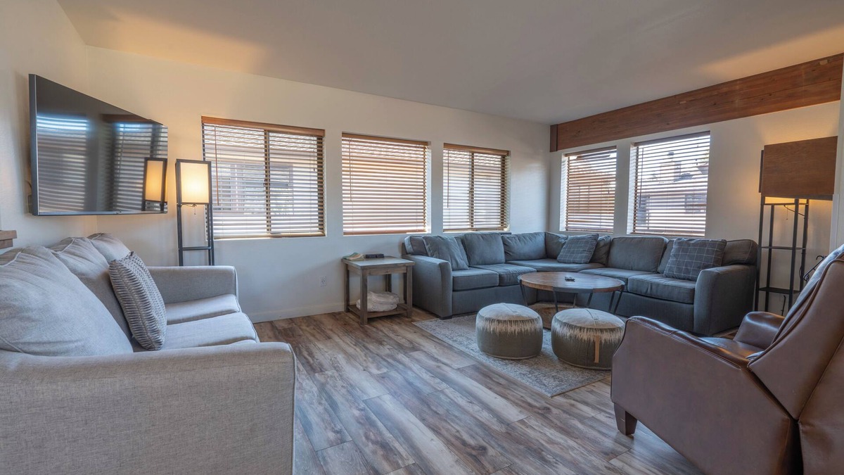 June Lake Condo | Edgewater #4 NEWLY RENOVATED! “GARAGE PARKING“ EN-SUITE KING SIZE BED