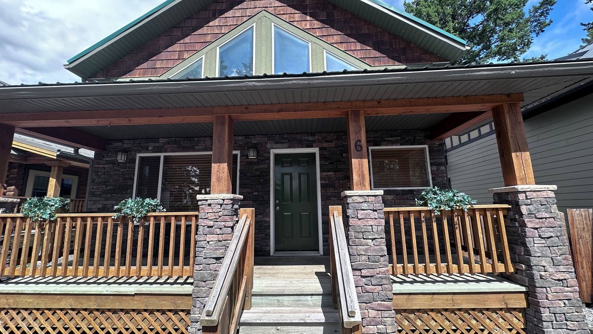 East Kootenay Cabin | Edgewater Escape: Your Cozy Cabin Getaway