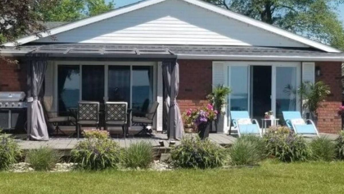 Dunnville House | Edgewater Retreat by Erie