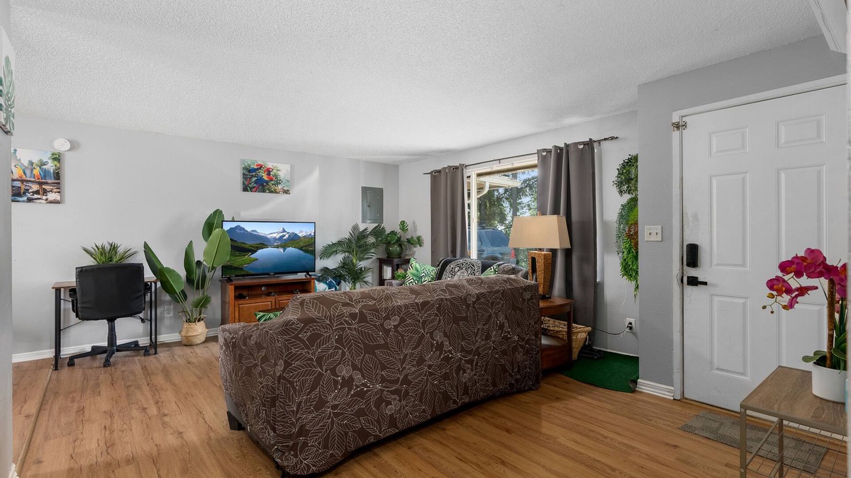 Edgewood Apartment | Edgewood Jungle Vibs Own unit A