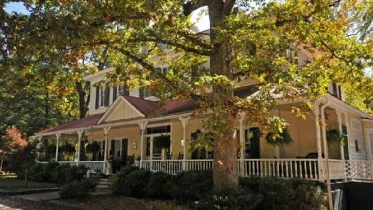 Monteagle Bed & Breakfast | Edgeworth Inn